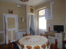 BELLE OPPORTUNITÉ POUR CETTE MAISON MITOYENNE A MODERNISER ET SON JOLI TERRAIN CLOS ET ARBORÉ