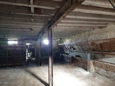 FERMETTE A RÉNOVER AVEC GRANDS BATIMENTS, DÉPENDANCES ET SES 2 HA DE TERRAINS LIBRES