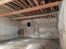 FERMETTE A RÉNOVER AVEC GRANDS BATIMENTS, DÉPENDANCES ET SES 2 HA DE TERRAINS LIBRES