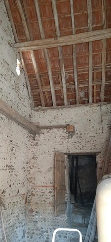 FERMETTE A RÉNOVER AVEC SES DÉPENDANCES, SUR 2,7 HA DE TERRAIN DANS CADRE BUCOLIQUE. 