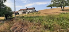FERMETTE A RÉNOVER AVEC SES DÉPENDANCES, SUR 2,7 HA DE TERRAIN DANS CADRE BUCOLIQUE. 