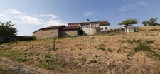 FERMETTE A RÉNOVER AVEC SES DÉPENDANCES, SUR 2,7 HA DE TERRAIN DANS CADRE BUCOLIQUE. 