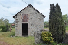 MAISON DE VILLAGE ET SES BELLES DÉPENDANCES EN PIERRE A MODERNISER