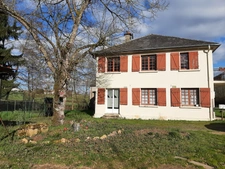 RARE OPPORTUNITÉ . GRAND BATIMENT AVEC LOGEMENT,  HANGAR ET PARKING SUR 6032 M²