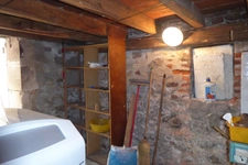 MAISON DE VILLAGE ET SES BELLES DÉPENDANCES EN PIERRE A MODERNISER
