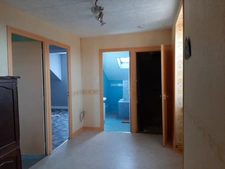 MAISON MITOYENNE SUR 2 NIVEAUX AVEC POTENTIEL D'AGRANDISSEMENT. GARAGES ET DÉPENDANCES