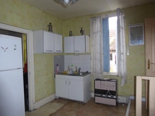 MAISON ENTIEREMENT A RÉNOVER AVEC SES GRANDES DÉPENDANCES. GROS POTENTIEL AU CENTRE VILLE
