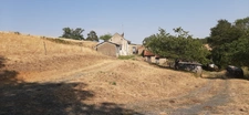 FERMETTE A RÉNOVER AVEC SES DÉPENDANCES, SUR 2,7 HA DE TERRAIN DANS CADRE BUCOLIQUE. 
