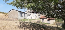 FERMETTE A RÉNOVER AVEC SES DÉPENDANCES, SUR 2,7 HA DE TERRAIN DANS CADRE BUCOLIQUE. 