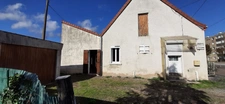 MAISON MITOYENNE PLAIN PIED AVEC POTENTIEL D'AMÉNAGEMENT.