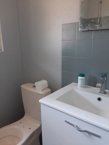 MAISON MITOYENNE SUR 2 NIVEAUX AVEC POTENTIEL D'AGRANDISSEMENT. GARAGES ET DÉPENDANCES