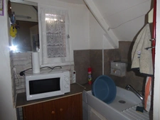 BELLE OPPORTUNITÉ POUR CETTE MAISON MITOYENNE A MODERNISER ET SON JOLI TERRAIN CLOS ET ARBORÉ
