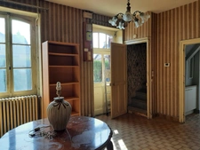MAISON MITOYENNE SUR 2 NIVEAUX AVEC POTENTIEL D'AGRANDISSEMENT OU LOGEMENT INDÉPENDANT. GARAGES ET DÉPENDANCES