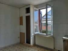 MAISON MITOYENNE SUR 2 NIVEAUX AVEC POTENTIEL D'AGRANDISSEMENT OU LOGEMENT INDÉPENDANT. GARAGES ET DÉPENDANCES