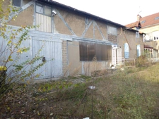 MAISON ENTIEREMENT A RÉNOVER AVEC SES GRANDES DÉPENDANCES. GROS POTENTIEL AU CENTRE VILLE
