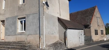 GRANDE MAISON DE VILLAGE A MODERNISER AVEC COUR INTERIEURE ET DÉPENDANCES. MARLY SUR ARROUX (71)