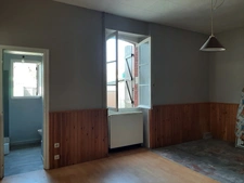 MAISON MITOYENNE SUR 2 NIVEAUX AVEC POTENTIEL D'AGRANDISSEMENT. GARAGES ET DÉPENDANCES