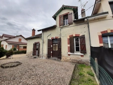 MAISON MITOYENNE SUR 2 NIVEAUX AVEC POTENTIEL D'AGRANDISSEMENT. GARAGES ET DÉPENDANCES