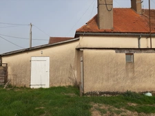 FERMETTE A RÉNOVER AVEC GRANDS BATIMENTS, DÉPENDANCES ET SES 2 HA DE TERRAINS LIBRES