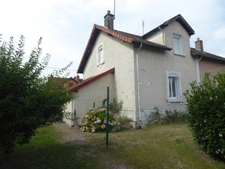 BELLE OPPORTUNITÉ POUR CETTE MAISON MITOYENNE A MODERNISER ET SON JOLI TERRAIN CLOS ET ARBORÉ