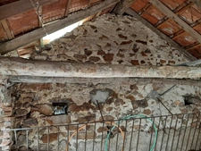 FERMETTE A RÉNOVER AVEC GRANDS BATIMENTS, DÉPENDANCES ET SES 2 HA DE TERRAINS LIBRES