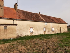 FERMETTE A RÉNOVER AVEC GRANDS BATIMENTS, DÉPENDANCES ET SES 2 HA DE TERRAINS LIBRES