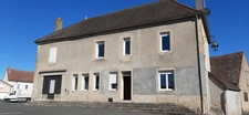 GRANDE MAISON DE VILLAGE A MODERNISER AVEC COUR INTERIEURE ET DÉPENDANCES. MARLY SUR ARROUX (71)