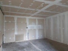 RARE OPPORTUNITÉ . GRAND BATIMENT AVEC LOGEMENT,  HANGAR ET PARKING SUR 6032 M²