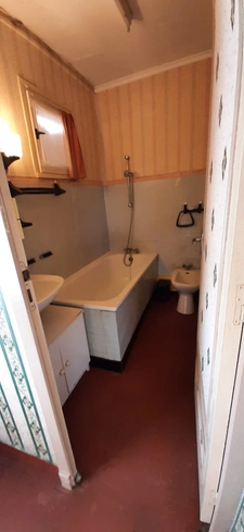 MAISON MITOYENNE PLAIN PIED AVEC POTENTIEL D'AMÉNAGEMENT.