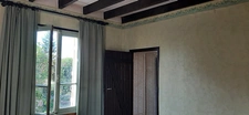 MAISON MITOYENNE PLAIN PIED AVEC POTENTIEL D'AMÉNAGEMENT.