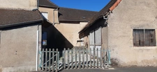 GRANDE MAISON DE VILLAGE A MODERNISER AVEC COUR INTERIEURE ET DÉPENDANCES. MARLY SUR ARROUX (71)