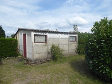 BELLE OPPORTUNITÉ POUR CETTE MAISON MITOYENNE A MODERNISER ET SON JOLI TERRAIN CLOS ET ARBORÉ