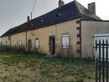 FERMETTE A RÉNOVER AVEC GRANDS BATIMENTS, DÉPENDANCES ET SES 2 HA DE TERRAINS LIBRES
