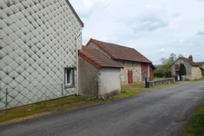 MAISON DE VILLAGE ET SES BELLES DÉPENDANCES EN PIERRE A MODERNISER