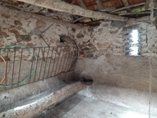 FERMETTE A RÉNOVER AVEC GRANDS BATIMENTS, DÉPENDANCES ET SES 2 HA DE TERRAINS LIBRES