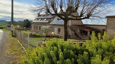 RARE. LONGERE ET SES MAGNIFIQUES DÉPENDANCES SUR UN TERRAIN DE 3521 M².
