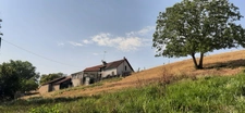 FERMETTE A RÉNOVER AVEC SES DÉPENDANCES, SUR 2,7 HA DE TERRAIN DANS CADRE BUCOLIQUE. 