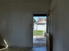 MAISON MITOYENNE SUR 2 NIVEAUX AVEC POTENTIEL D'AGRANDISSEMENT OU LOGEMENT INDÉPENDANT. GARAGES ET DÉPENDANCES