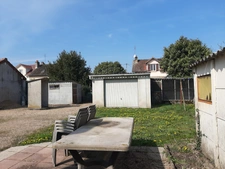 MAISON MITOYENNE SUR 2 NIVEAUX AVEC POTENTIEL D'AGRANDISSEMENT OU LOGEMENT INDÉPENDANT. GARAGES ET DÉPENDANCES
