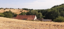 FERMETTE A RÉNOVER AVEC SES DÉPENDANCES, SUR 2,7 HA DE TERRAIN DANS CADRE BUCOLIQUE. 
