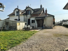 MAISON MITOYENNE SUR 2 NIVEAUX AVEC POTENTIEL D'AGRANDISSEMENT. GARAGES ET DÉPENDANCES