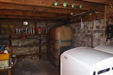 MAISON DE VILLAGE ET SES BELLES DÉPENDANCES EN PIERRE A MODERNISER