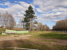 RARE OPPORTUNITÉ . GRAND BATIMENT AVEC LOGEMENT,  HANGAR ET PARKING SUR 6032 M²