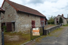 MAISON DE VILLAGE ET SES BELLES DÉPENDANCES EN PIERRE A MODERNISER