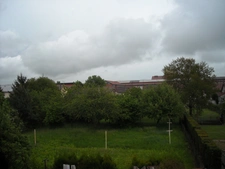 APPARTEMENT DE 80 M² AVEC COUR ET TERRAIN