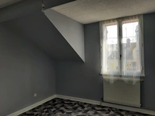 MAISON MITOYENNE SUR 2 NIVEAUX AVEC POTENTIEL D'AGRANDISSEMENT. GARAGES ET DÉPENDANCES