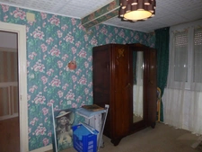 BELLE OPPORTUNITÉ POUR CETTE MAISON MITOYENNE A MODERNISER ET SON JOLI TERRAIN CLOS ET ARBORÉ
