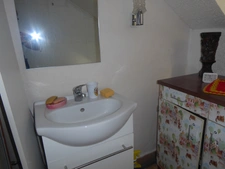 BELLE OPPORTUNITÉ POUR CETTE MAISON MITOYENNE A MODERNISER ET SON JOLI TERRAIN CLOS ET ARBORÉ