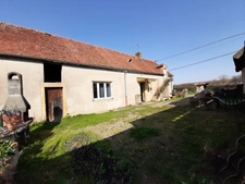 FERMETTE DE PLAIN PIED A RÉNOVER AVEC SES  DÉPENDANCES ET SON TERRAIN