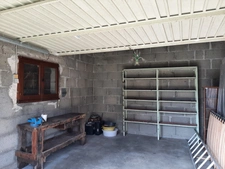 MAISON MITOYENNE SUR 2 NIVEAUX AVEC POTENTIEL D'AGRANDISSEMENT. GARAGES ET DÉPENDANCES